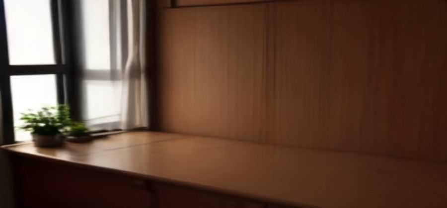 深色系办公桌上手机与平板并排展示视频应用界面，光线柔和呈现科技质感